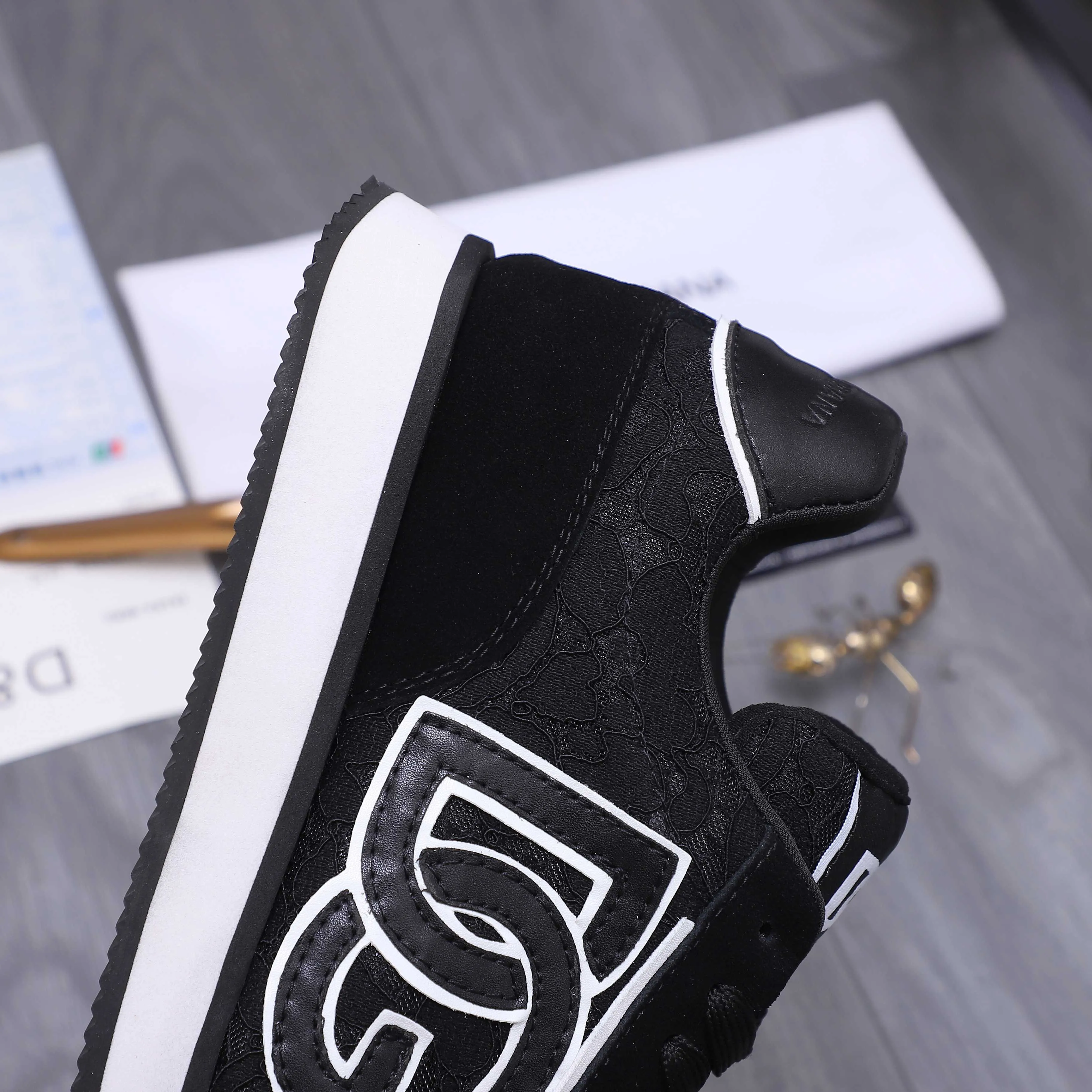 Men's shoes 💰460 Product trademark: DG (Dolce & Gabbana) casual shoes for couples. Regular size: 35-46 (45.46 is custom-made and non-refundable) Product materials: Selected frosted cowhide stitching breathable woven upper, mesh lining, cowhide insole, original outsole